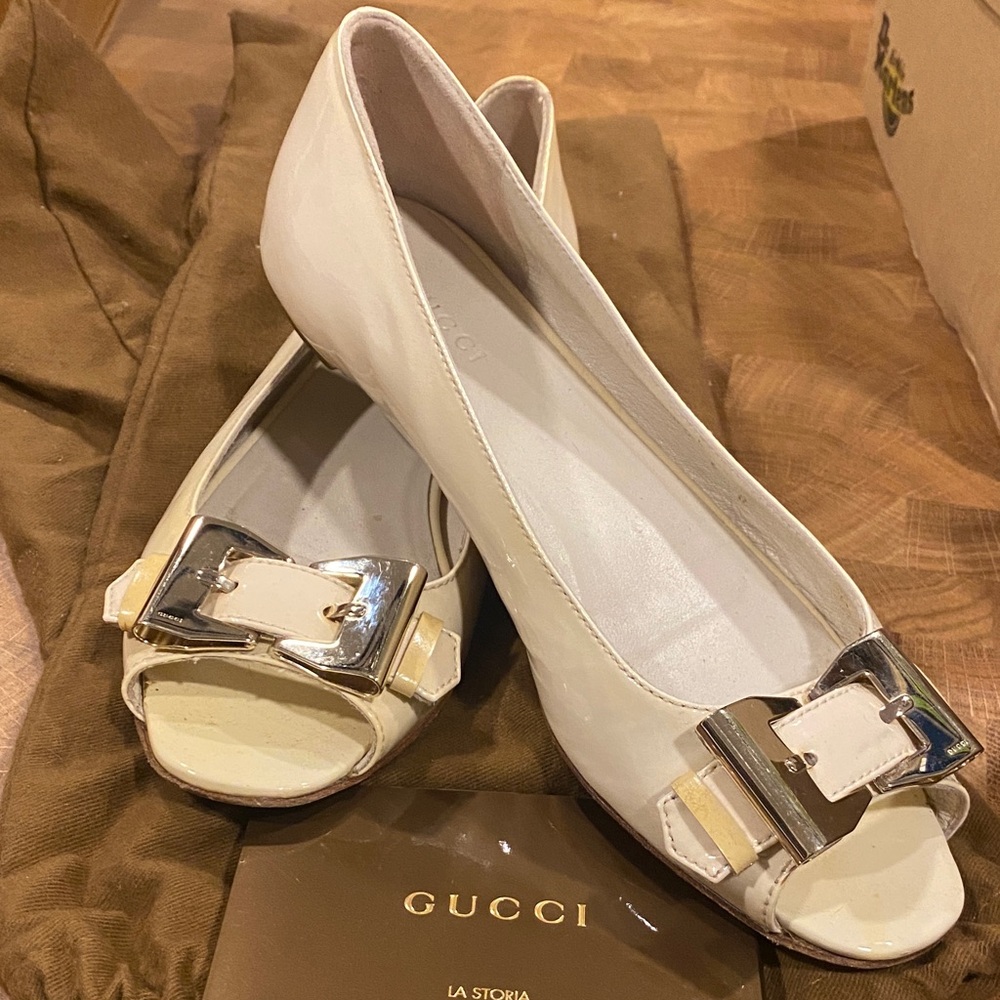 Gucci flats with open toe size 6b